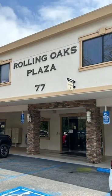 A building with the words rolling oaks plaza on it.